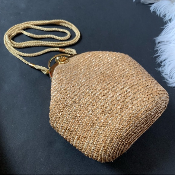 v i n t a g e :: La Regale Woven Wicker Purse Crossbody - Picture 3 of 12